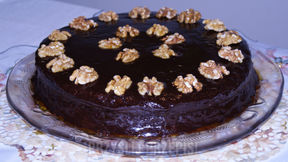 Tort orzechowo - czekoladowy
Zdjęcia tego tortu są jednymi z pierwszych moich zdjęć kulinarnych...