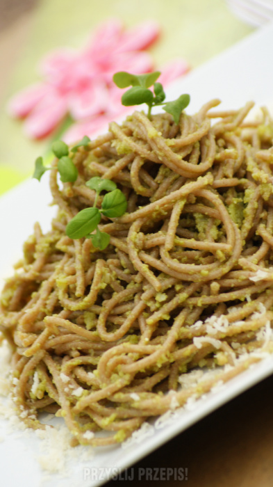 Pesto z orkiszowo - razowym spaghetti