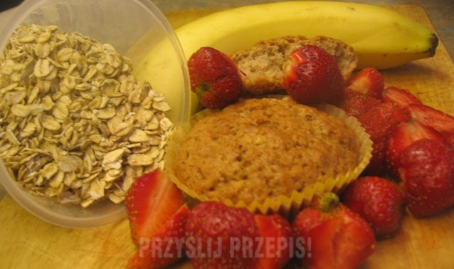 szybkie zdrowe muffinki bananowo- truskawkowe z otrębami