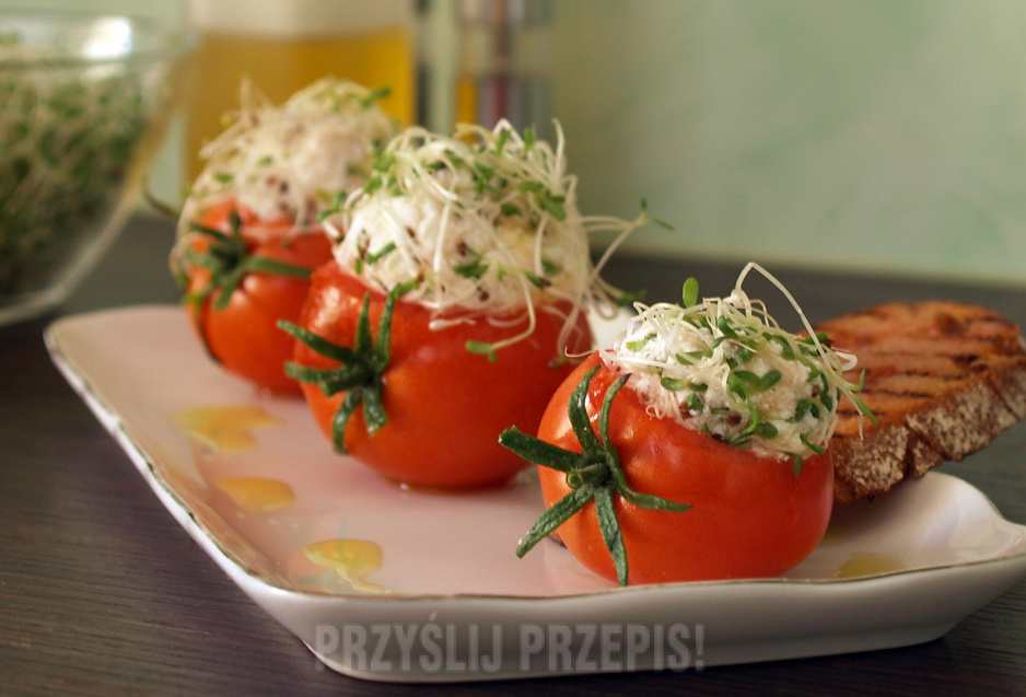 Pomidory nadziewane kulkami serowo-makrelowymi z kiełkami