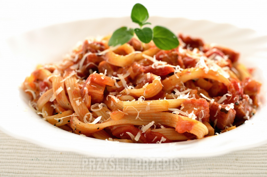 Spaghetti z boczkiem i sosem pomidorowym