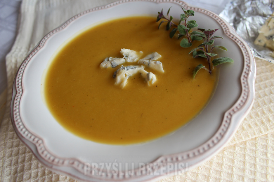 Kremowa zupa z dyni z serem pleśniowym