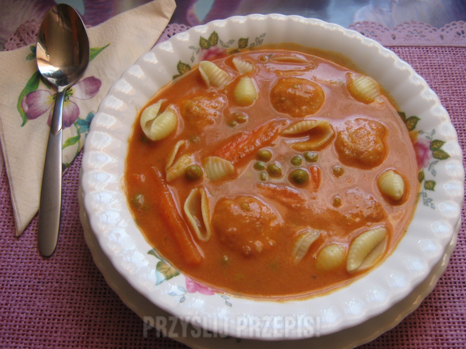 Pomidorowa zupa z klopsikami.