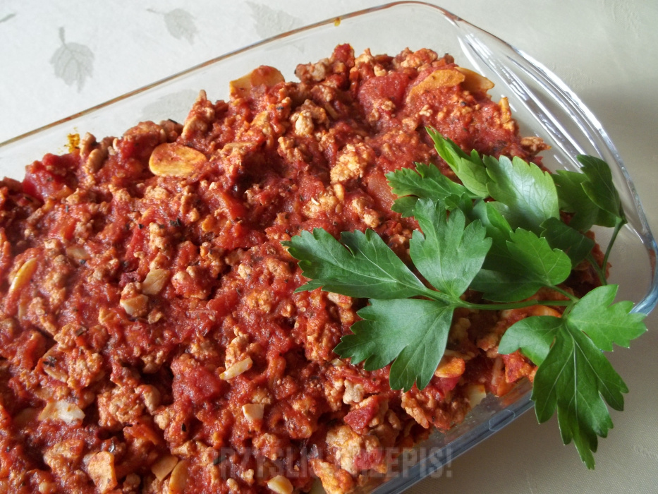 tortellini z brukselka i miesno-pomidorowym sosem