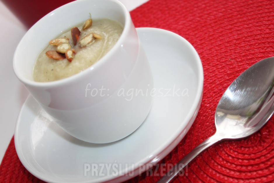
Aksamitna zupa krem z selera z  prażonymi pestkami dyni
