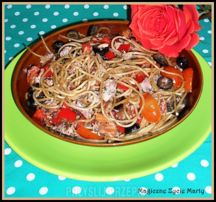 Razowe spaghetti z łososiem i pomidorkami koktajlowymi
