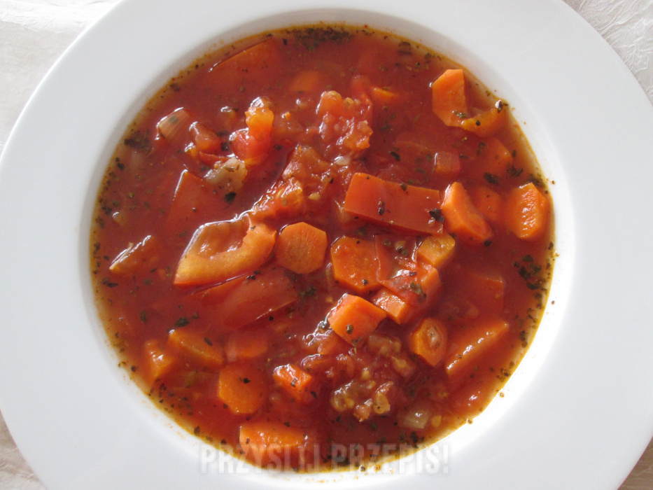 Zupa z cząstkami pomidora