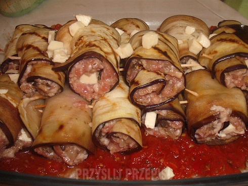 Roladki z bakłażana z mięsem, kuskusem i mozzarellą na pomidorowym sosie