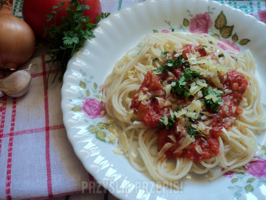 Spaghetti z pomidorami.