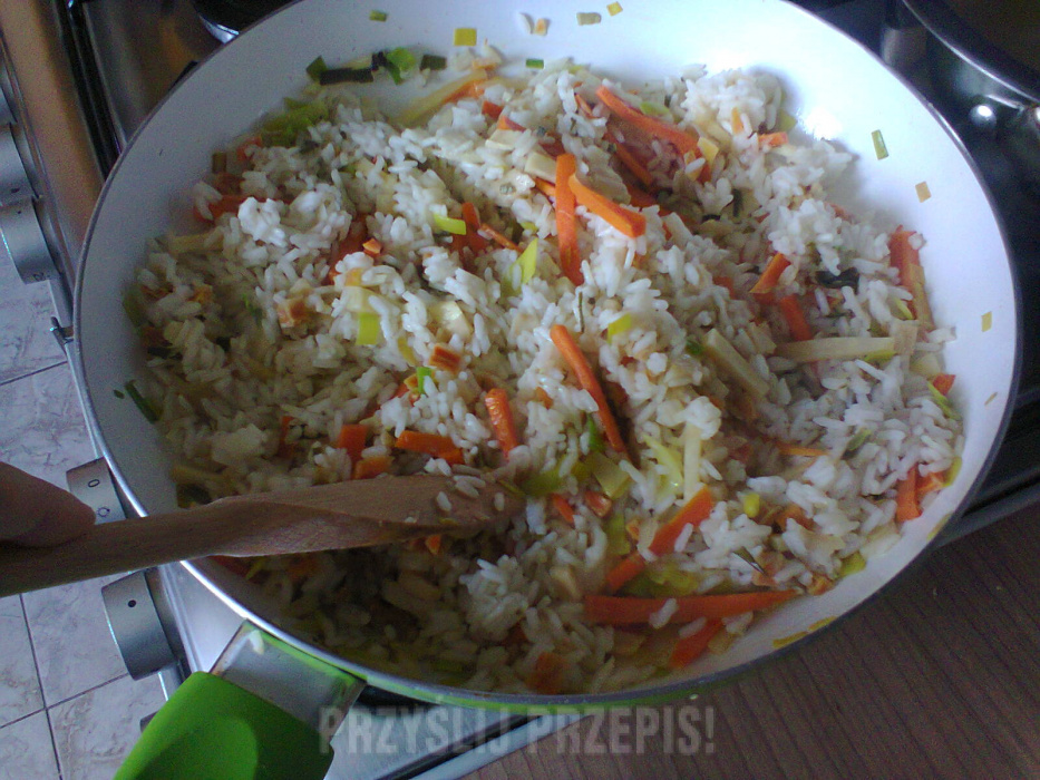 Dodaj ryż do warzyw