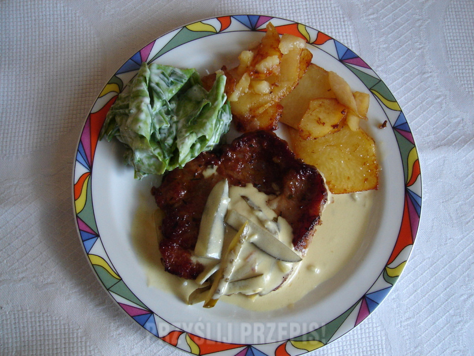 Karkówka Dijonnaise podana z młodymi, smażonymi ziemniakami i sałatą.