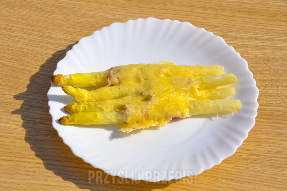 Szparagi zapiekane z serem i szynką