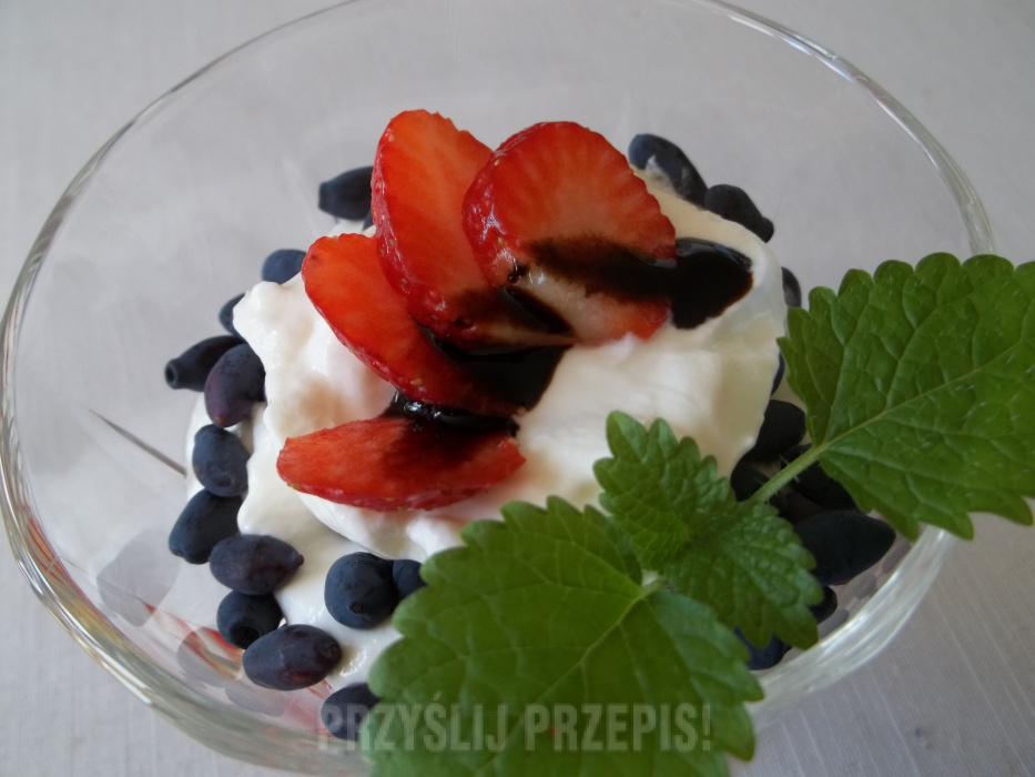jogurtowy deser z owocami