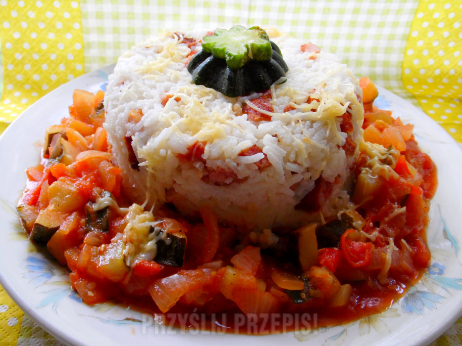 ryż z kiełbasą i salsą warzywną