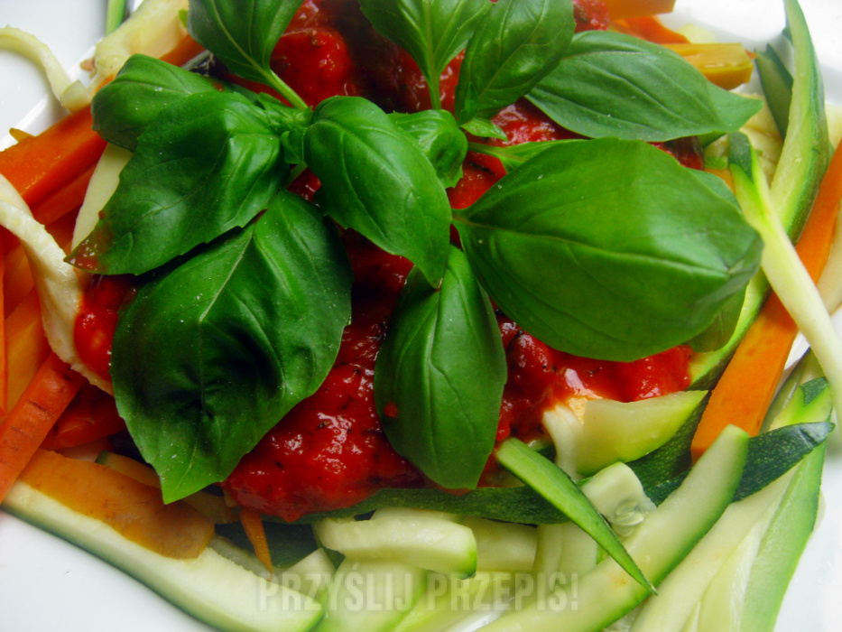 Spaghetti warzywne z sosem pomidorowo-paprykowym