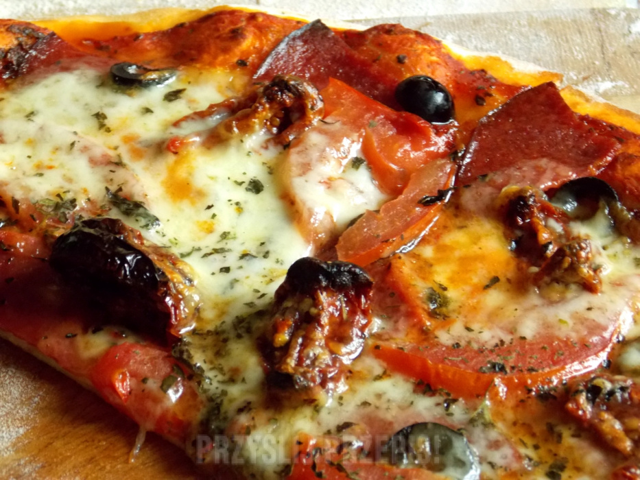 Pizza z salami, suszonymi pomidorami i mozzarellą