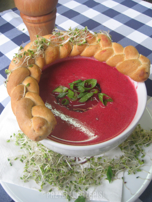 Przepyszna zupa krem z czerwonych buraków.