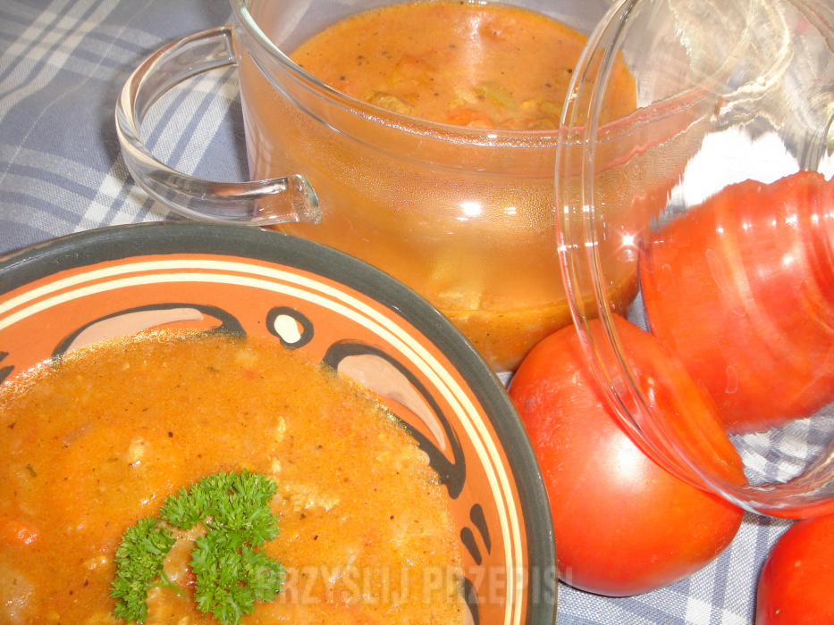 pikantny, pomidorowy gulasz z łopatki