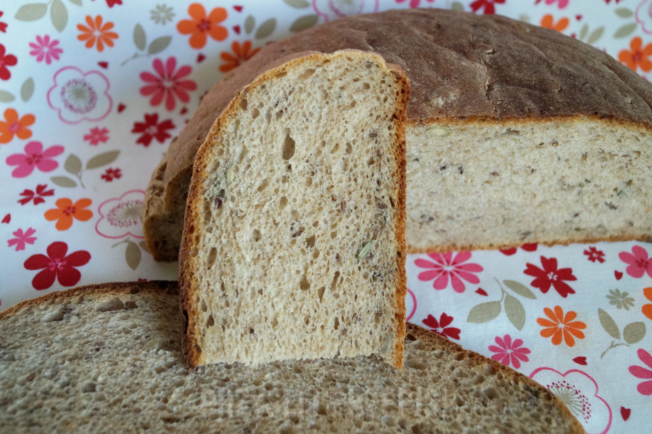 Chleb pszenno-żytni z ziarnami na drożdżach