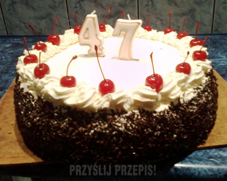 Klasyczny urodzinowy tort