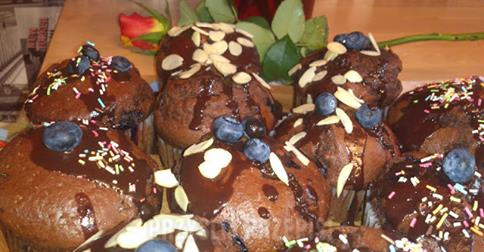 Kakaowe muffiny z czekoladą i borówkami.