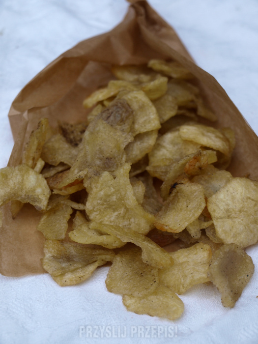 Domowe chipsy ziemniaczane z solą i pieprzem