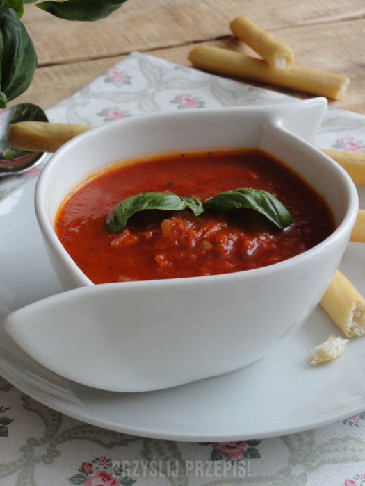 Włoska zupa pomidorowa z paluszkami grissini