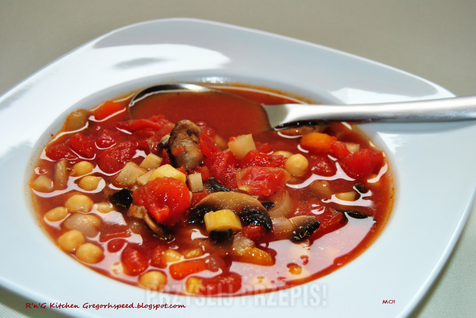 Zupa pomidorowa z ciecierzycą i pieczarkami