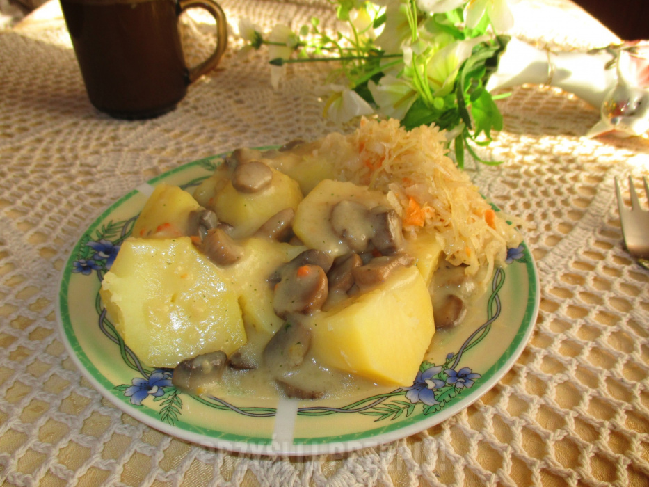 ziemniaki z sosem pieczarkowym i surówką