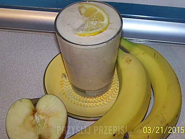 Koktajl na bazie jogurtu naturalnego z bananem, jabłkiem i sokiem pomarańczowym.