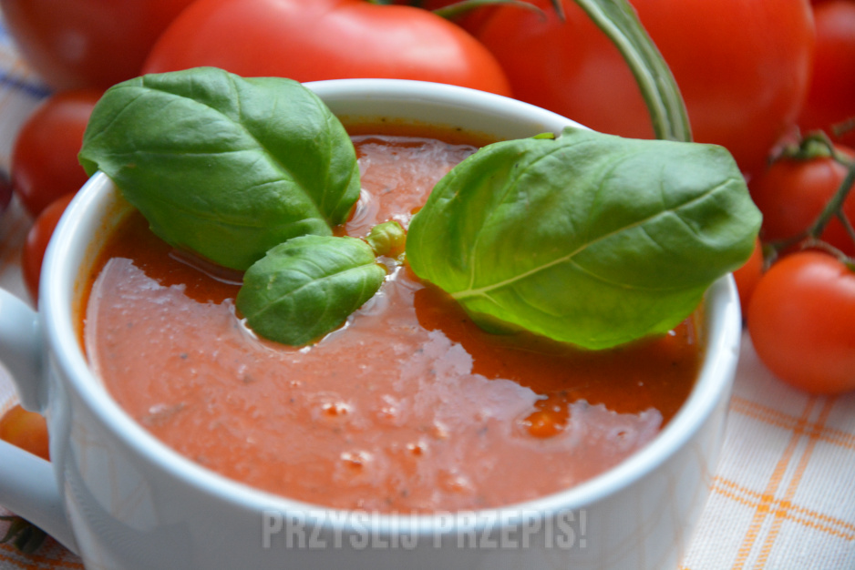 Zupa-kem z świeżych pomidorów z bazylią