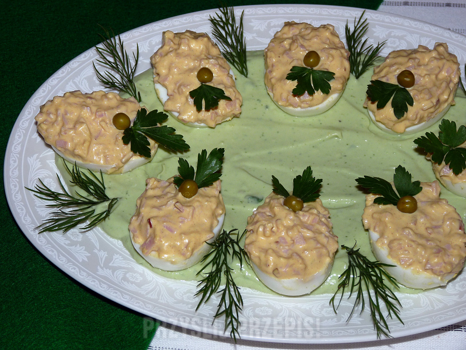 Jajka faszerowane szynką w zielonym sosie 