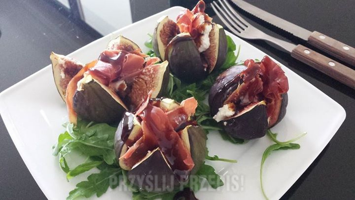 figi pieczone z szynką i serem pleśniowym