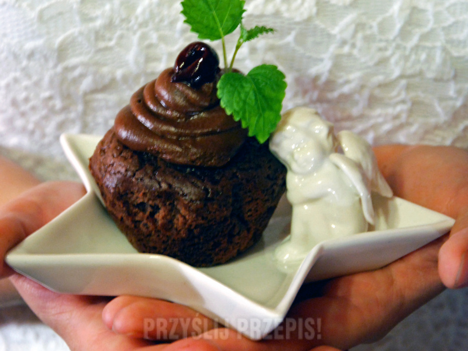 Muffiny czekoladowe z wiśniami i kremem czekoladowym