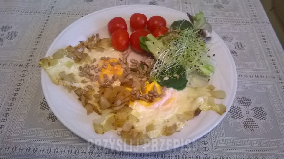 Jajko sadzone smażone na cebulce z warzywami