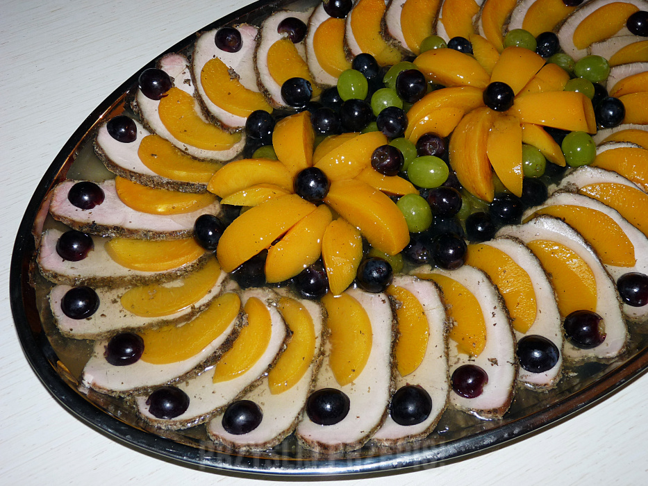 Schab z owocami w galarecie 