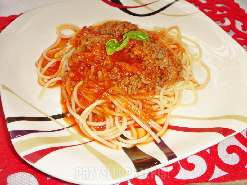 wołowe spaghetti z cukinią i pomidorami