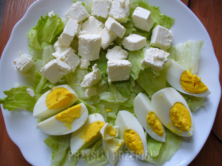 Pierwsza warstwa (sałata lodowa, jajka i ser feta)