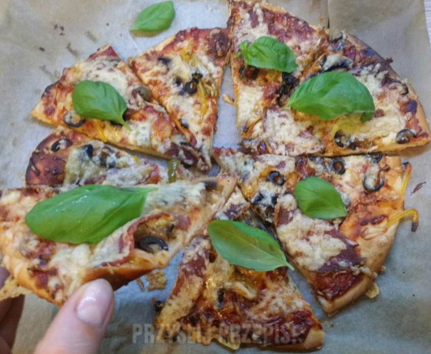 Pizza na cienkim cieście idealnym
