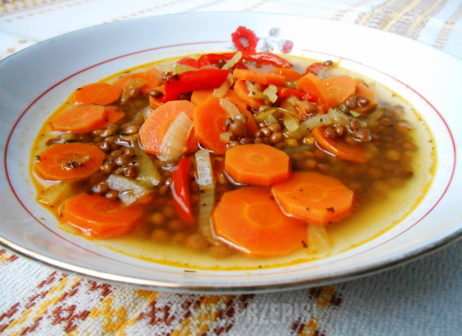 Pikantna zupa z marchewką i soczewicą