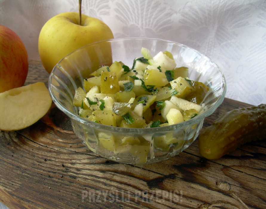 Sałatka z kiszonych ogórków i jabłka (do obiadu).
