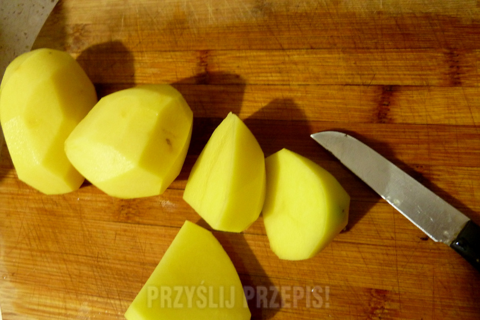 ziemniaki kroimy na mniejsze kawałki