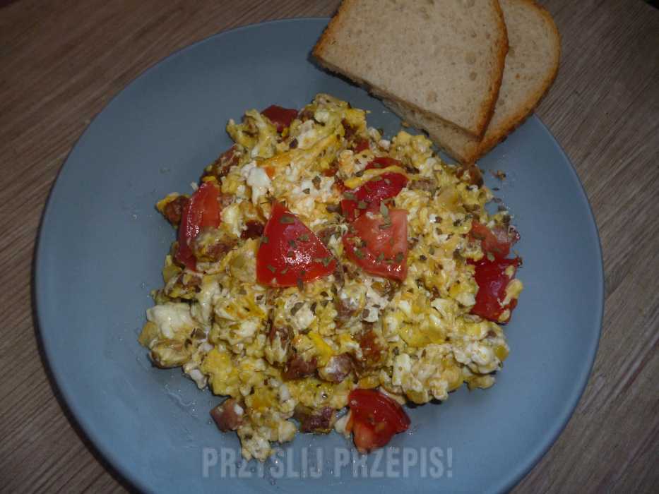 Jajecznica z cebulką, kiełbasą, pomidorami i bazylią. 