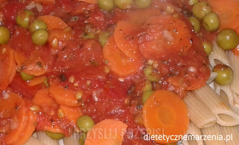 Makaron z sosem pomidorowo-groszkowym