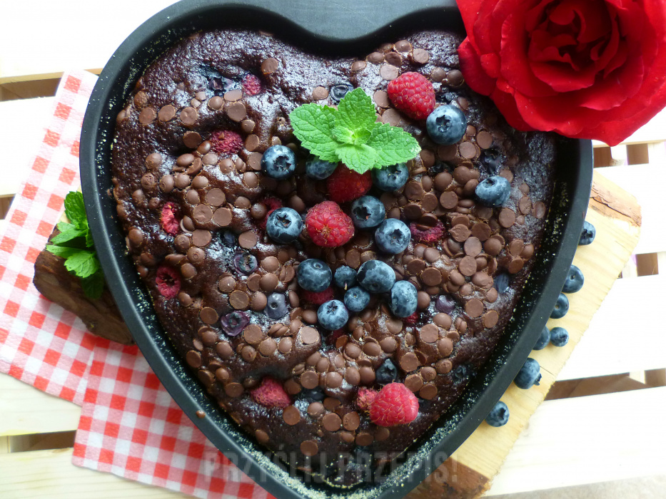 ciasto czekoladowe serce z owocami