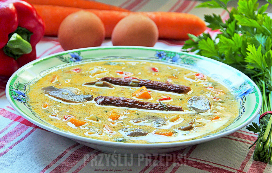 Zupa pieczarkowo - warzywna z kiełbaskami