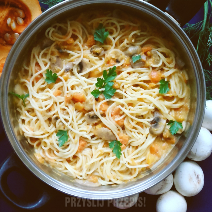 spaghetti z dynią i pieczarkami 