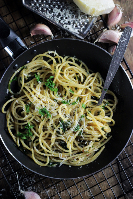 SPAGHETTI AGIO OLIO E PEPERONCINO – spaghetti z oliwą i czosnkiem
