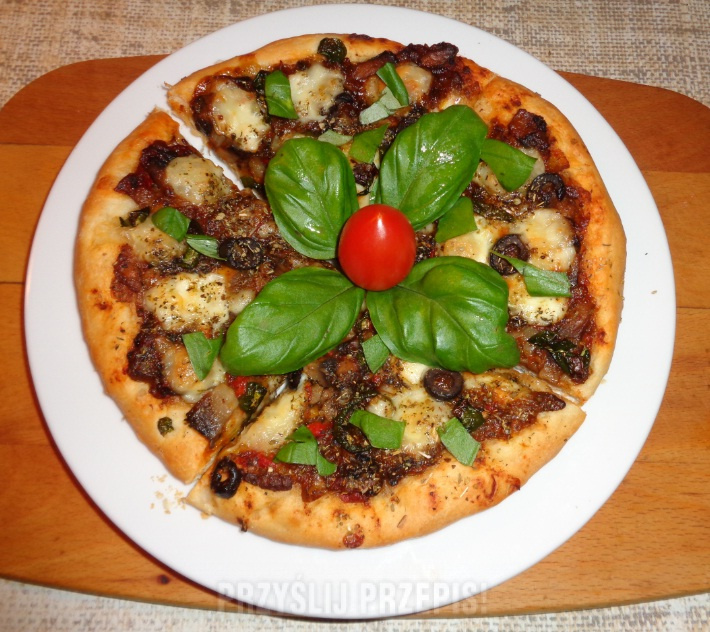 Pizza z pieczarkami, oliwkami, bazylią i serem