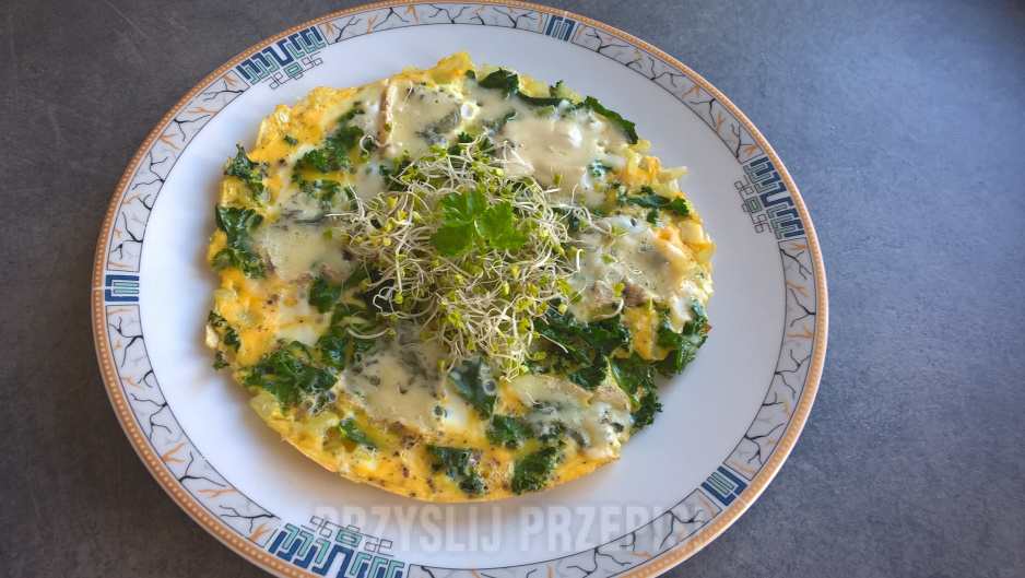 Omlet z jarmużem, gorgonzolą i kiełkami brokuła